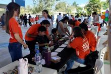 Alumnas de Acción Social en la Secundaria 88, durante una jornada asistencial.
