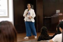 La Dra. de los Ríos Uriarte expone sobre bioética en el escenario del Aula Virtual.