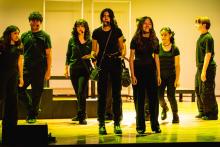 Alumnos de teatro de preparatoria, realizando un performance, durante el encuentro de teatro juvenil en el ATS.