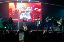 Escena de los alumnos cantando durante Voces en Concierto 2026.