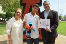 Jorge Hassan en compañía de la Mtra. Rosa María Anaya y el Mtro. Felipe Hernández.