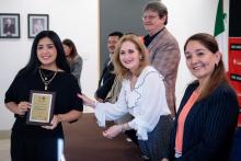 Recién egresada recibe su placa del Premio CENEVAL, en la Sala de Juntas de Rectoría, el 24 de marzo de 2026.