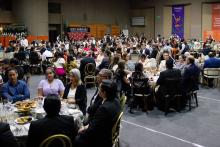 Toma general de las mesas durante la cena de maestros 2026.