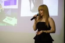 Jocelyn Parra, egresada de LFCP, con un vestido negro sin mangas y sin tirantes... bastante sugerente.