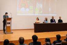 Alumno de prepa dando un mensaje durante la ceremonia del Premio LiderA.