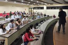Aspecto general del Aula Virtual de Ciencias de la Salud. El Lic. Jaime Septién les imparte una conferencia.