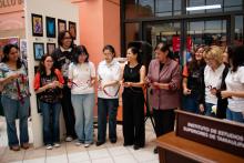 Alumnos del Taller de Artes Visuales cortan listón con las maestras.