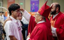 El nuevo obispo de Tampico le impone los óleos sagrados a un joven de preparatoria.