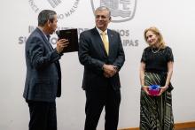 Rubén Zárate entrega una placa de reconocimiento al Mtro. Meléndez. Gloria Septién observa.