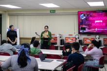 La maestra Daya de Idiomas presentando a la conferencista del taller de traducción para doblaje.