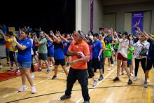 Padres de familia y alumnos hacen ejercicios en el Gimnasio Dr. Burton Grossman, durante la convivencia familiar del Campamento de Verano.