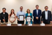 Autoridades del IEST Anáhuac y de WELA, sosteniendo los convenios firmados, en la Sala de Juntas de Rectoría.