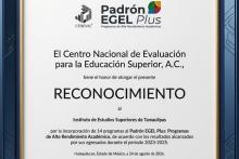 Placa de reconocimiento al IEST por sus 14 carreras en el Padrón EGEL Plus.