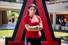 Alumna tiradora con arco, posando en una de las A's del IEST.