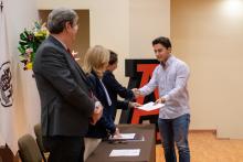 Joven de licenciatura recoge su diploma de excelencia. Septiembre 2026.