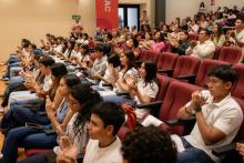 Alumnos de preparatoria aplaudiendo durante la entrega del premio de excelencia. Sep. 2026.