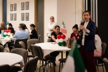 Cristi Almaguer, en la Fiesta Mexicana, guiando el evento.