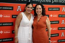 Dos egresadas maduras en el reencuentro de egresados del IEST Anáhuac.