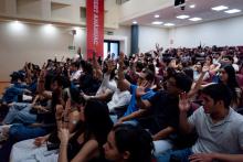 Alumnos de Arquitectura levantando la mano durante la Semana de Humanidades.