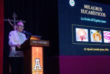 Dr. Ricardo Castañón exponiendo la conferencia Milagros Eucarísticos, en el Gimnasio Dr. Burton Grossman.