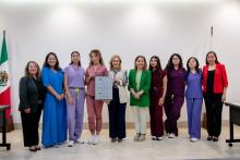 Alumnas de Raíz Mujer, entregándole el reconocimiento que las acredita como ganadoras en SOMOS EL CAMBIO 2026.