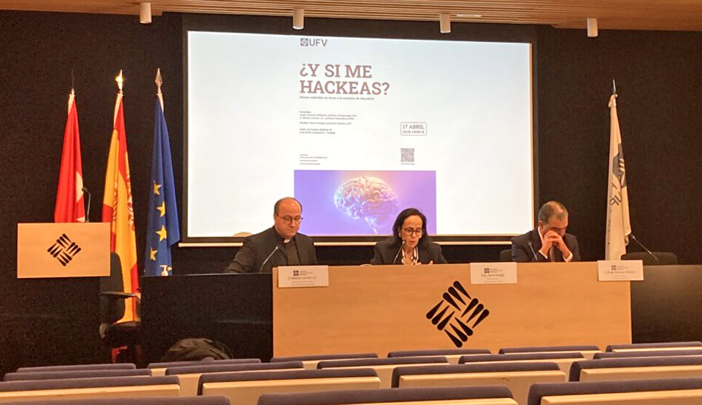 El Dr. Alberto Carrara L.C., miembro de la Pontificia Academia para la Vida y consejero de CADEBI, junto con Ángel Sánchez Palencia, participó en la mesa redonda: “¿Y si me hackeas?”