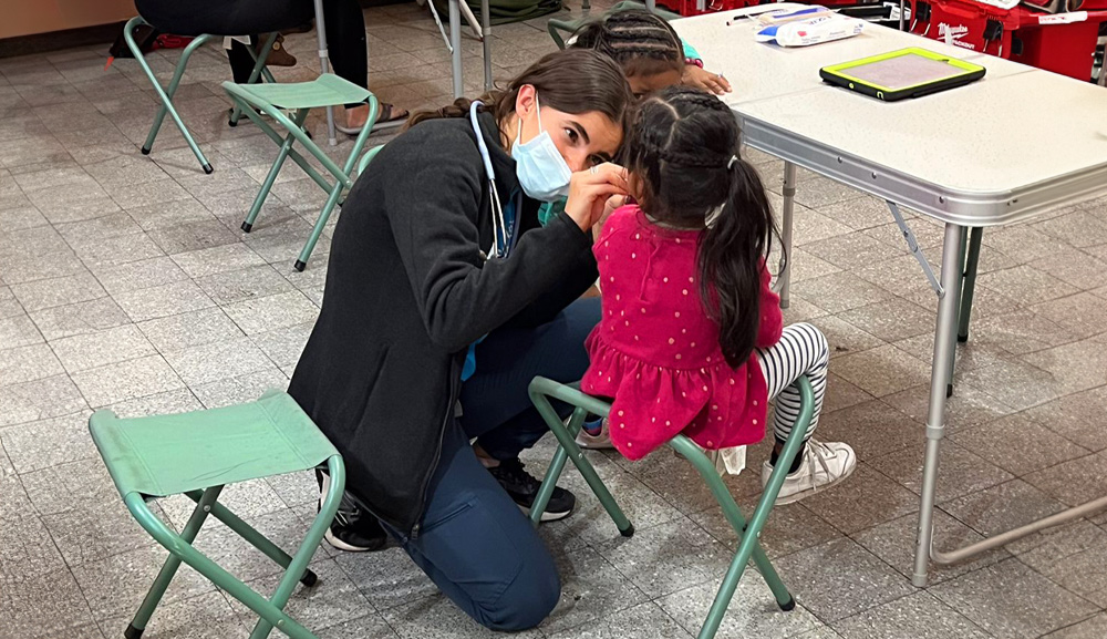 Médicos pasantes del CADEBI participan en Brigada Médica para migrantes