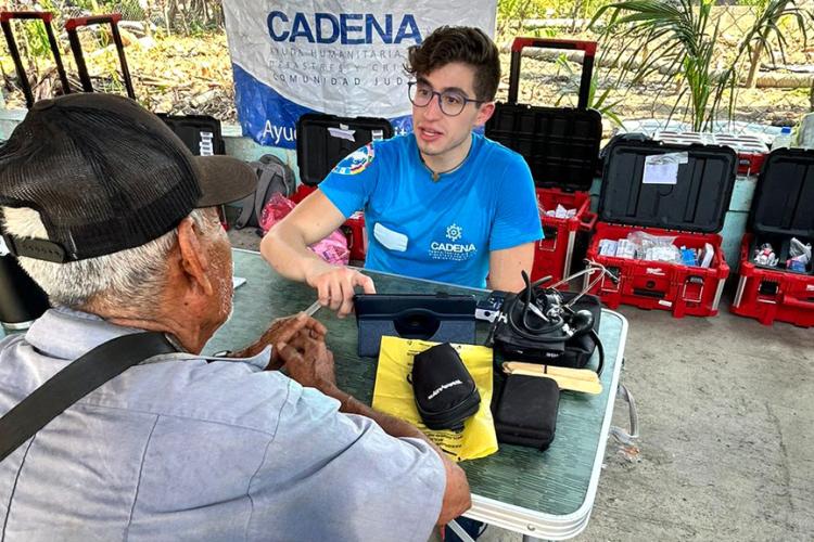 Miembros del CADEBI atienden a damnificados por el Huracán Otis