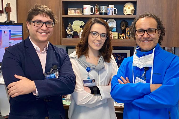 Egresados de Medicina colaboran en el equipo del Dr. Q en la Clínica Mayo