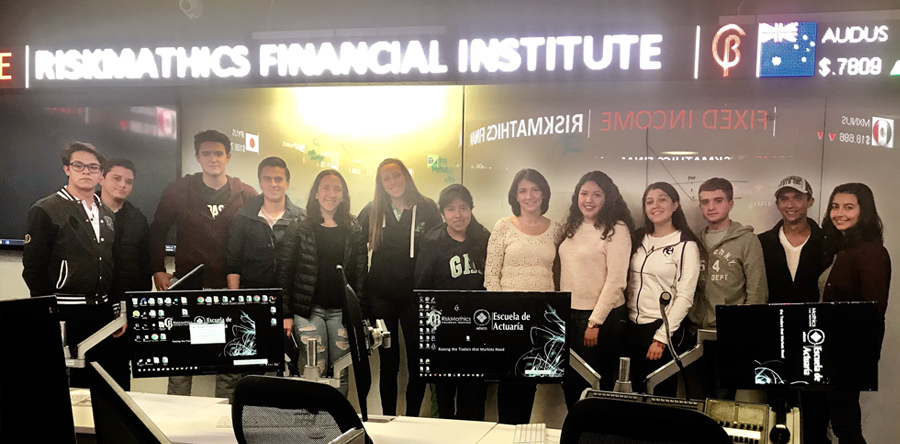 La Facultad de Ciencias Actuariales imparte taller de finanzas para preparatorianos