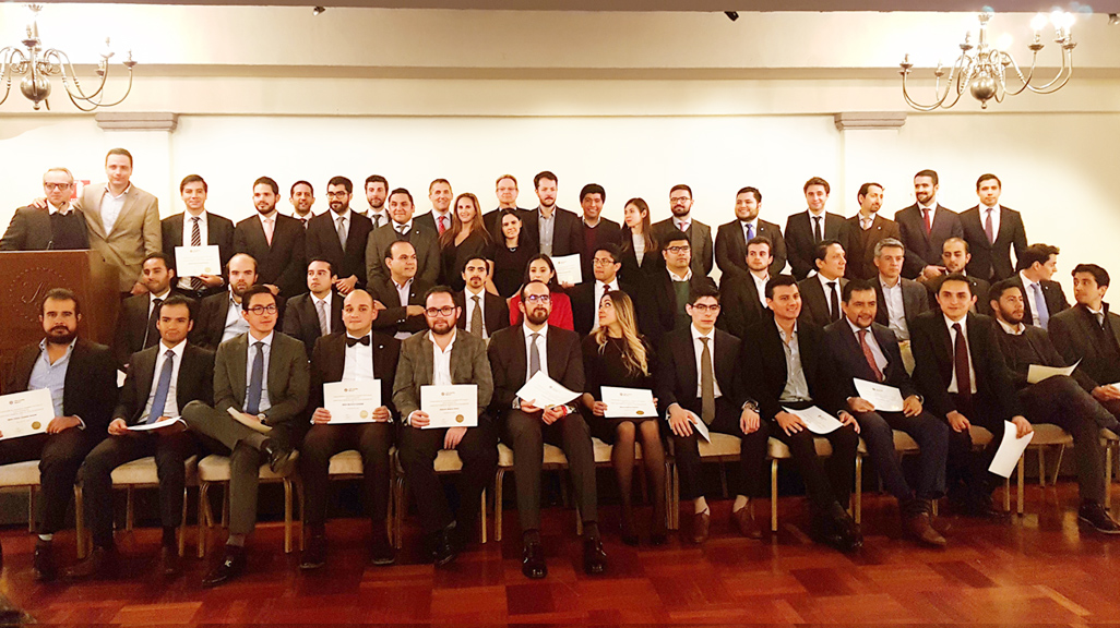 Egresados de Actuaría se certifican como analistas financieros