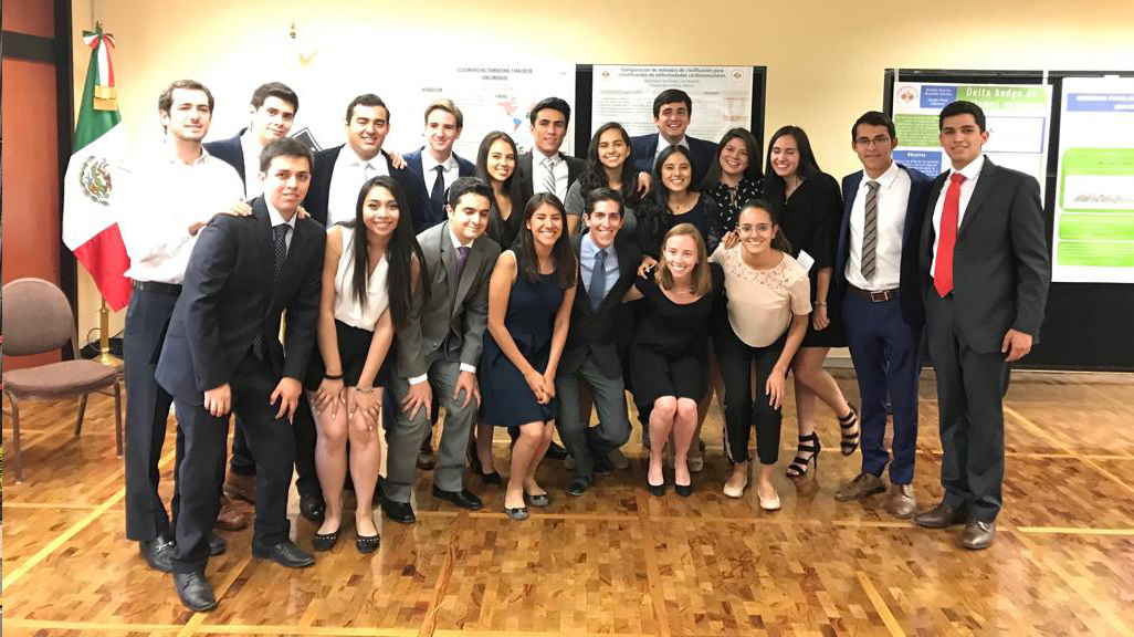 Alumnos de Actuaría presentan carteles en Seminario de Investigación