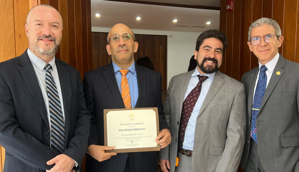 El doctor Eliud Silva recibe Reconocimiento a la excelencia en investigación 2022