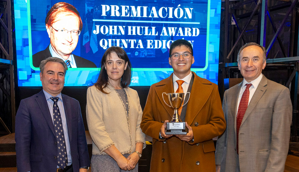 César Toro es galardonado durante la premiación de Derivatives Challenge John Hull Award 
