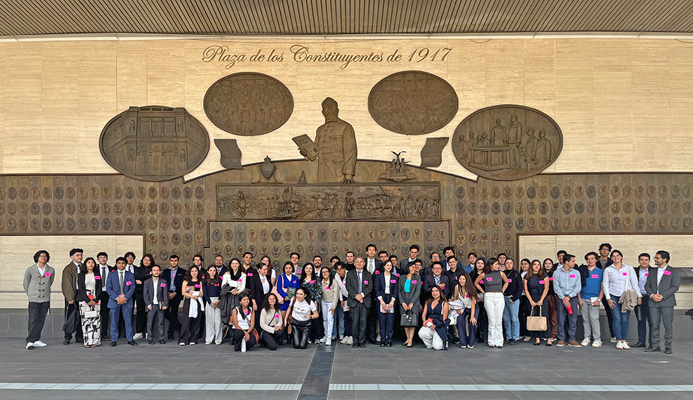 Alumnos de Actuaría visitan la Cámara de Diputados