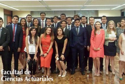 Los alumnos de 8° semestre mostraron a padres de familia y profesores los resultados de sus trabajos.