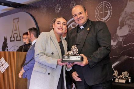 Natalia Miñana Caballero recibe el León de Plata en la Gala Deportiva