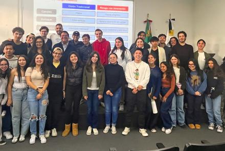 Efrén Beltrán comparte las claves del análisis de riesgo crediticio a alumnos de Actuaría