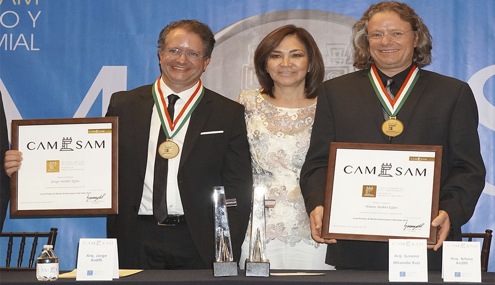 Egresados de Arquitectura reciben el Gran Premio al Mérito Profesional 2019 del CAM-SAM