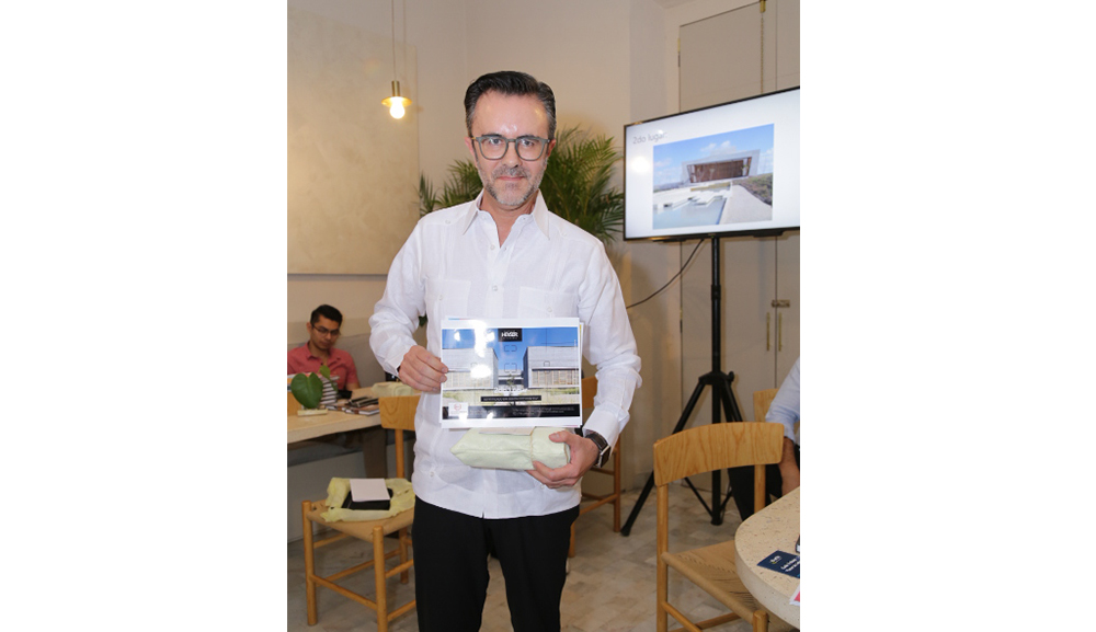 Egresados de Arquitectura reciben el Premio Península de la AAI  