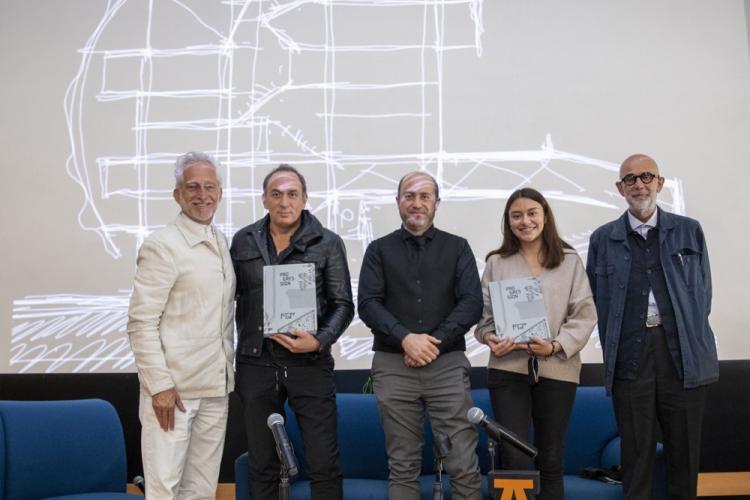 En este evento se permitió un aforo limitado para alumnos de la Facultad de forma presencial, además de que se transmitió vía Zoom y por Facebook Live.