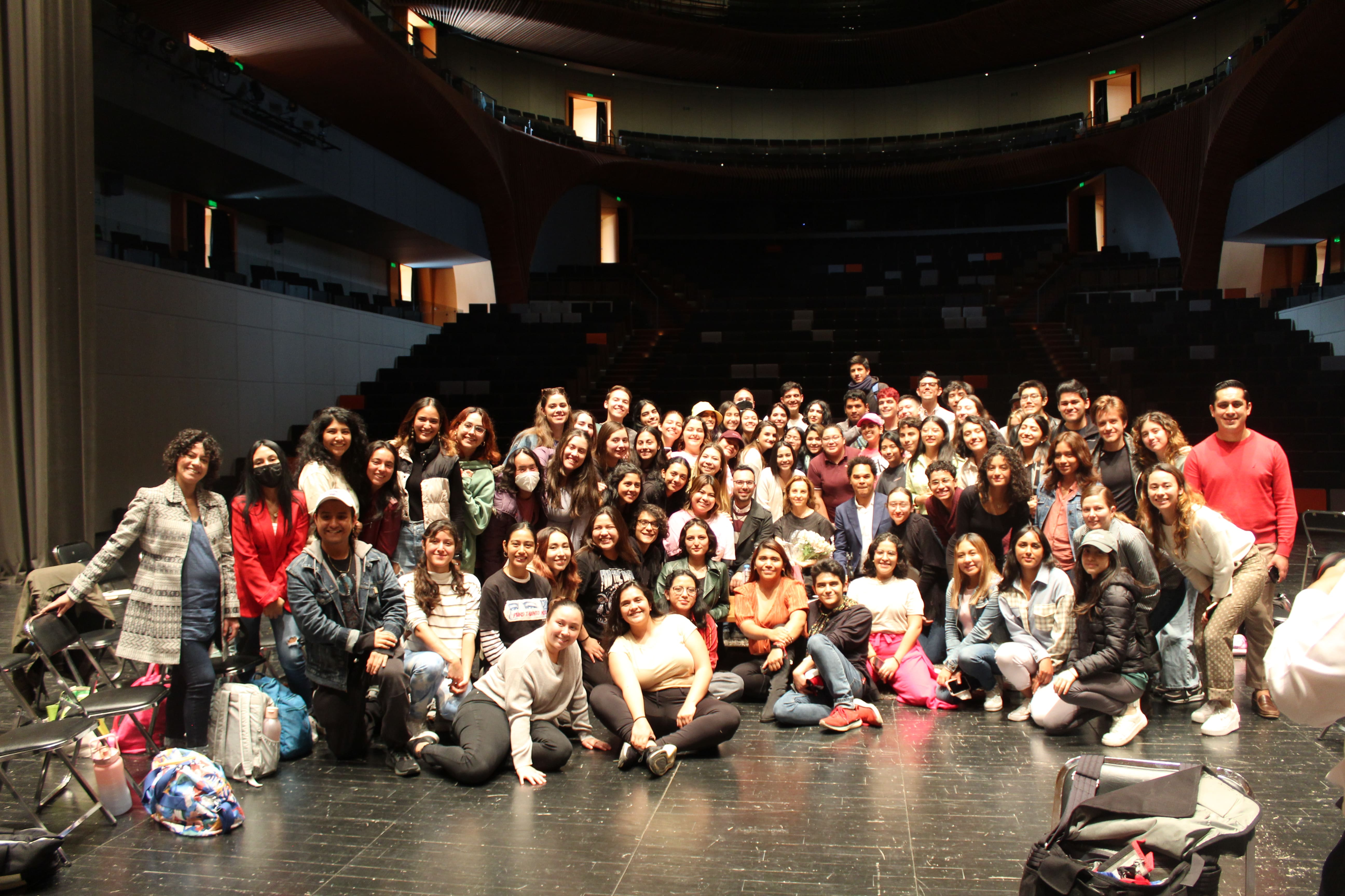 Marina de Tavira con los alumnos y profesores de la Licenciatura en Teatro y Actuación de la Escuela de Artes.  