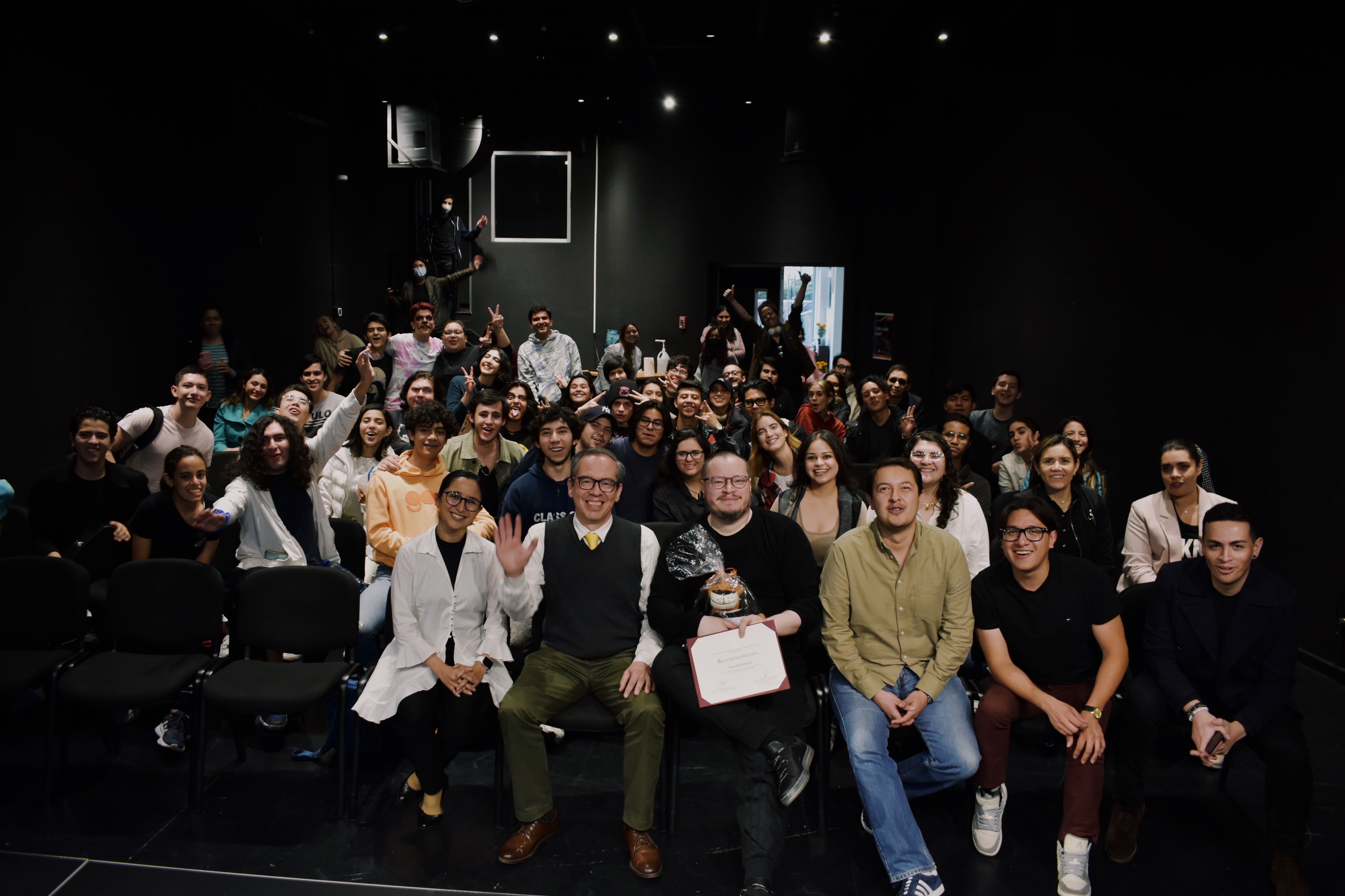 Leonel García con los alumnos de la Licenciatura en Música Contemporánea en el salón de usos múltiples de la Escuela de Artes. 