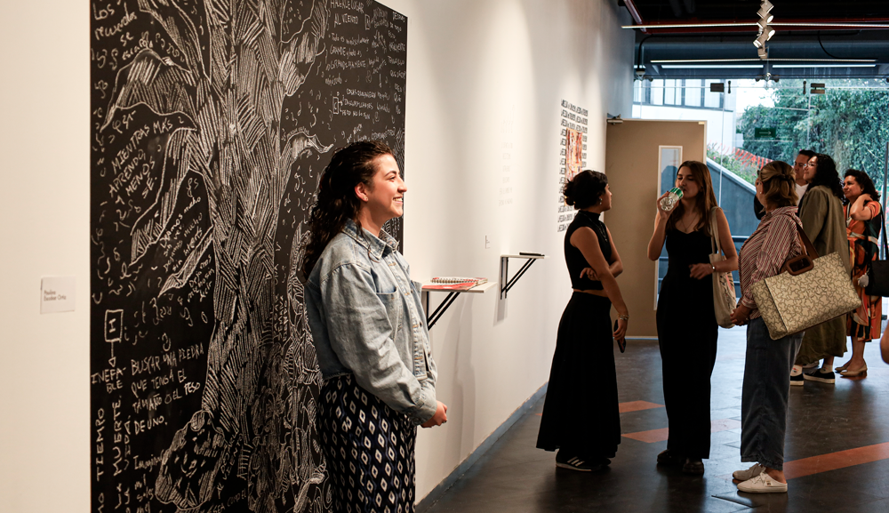 La exposición presentada por alumnas de la Licenciatura en Artes Visuales abrió un espacio de reflexión sobre los procesos de investigación y creación en el arte contemporáneo.