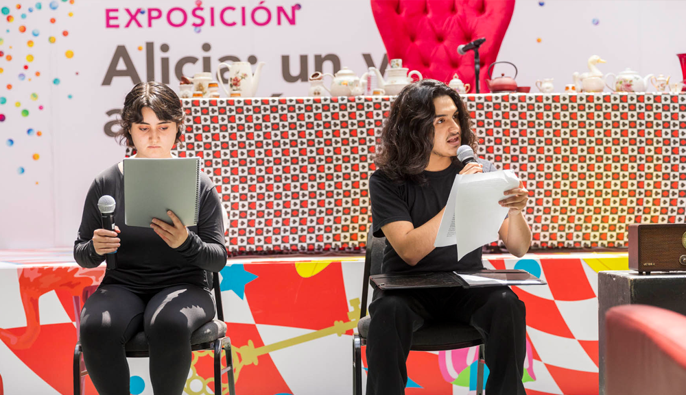 Como parte del evento El Papel de las Letras, la compañía universitaria llevó al público a vivir una intensa experiencia escénica inspirada en la emblemática adaptación radiofónica de la obra de H. G. Wells.