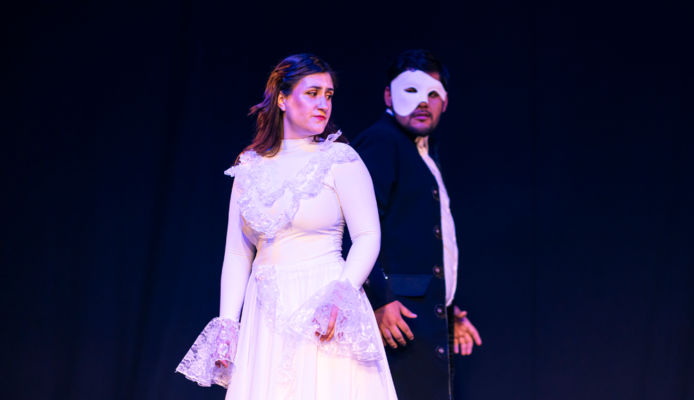 Los alumnos de la Licenciatura en Teatro y Actuación demostraron lo mejor de su formación con monólogos, escenas e interpretaciones musicales en dos funciones exitosas.