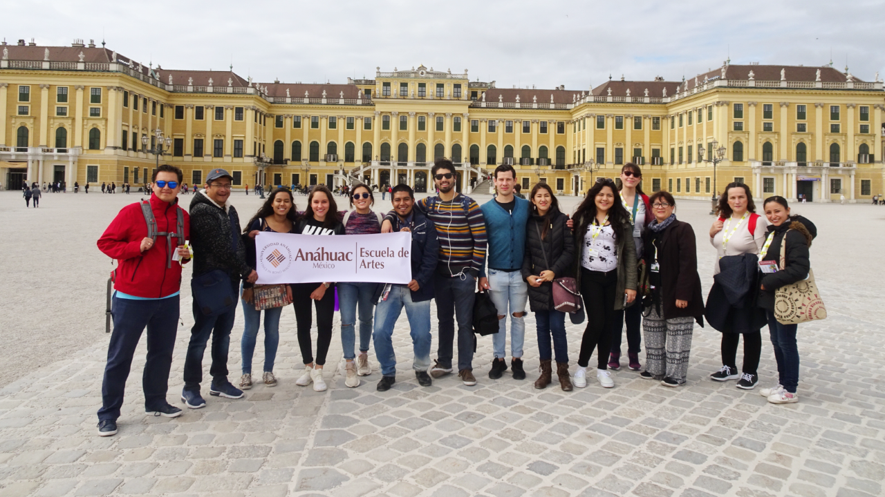 El Ensamble de Música Mexicana y la Compañía de Danza Folklórica Mexicana de la Escuela de Artes se presentaron en Viena, Austria.