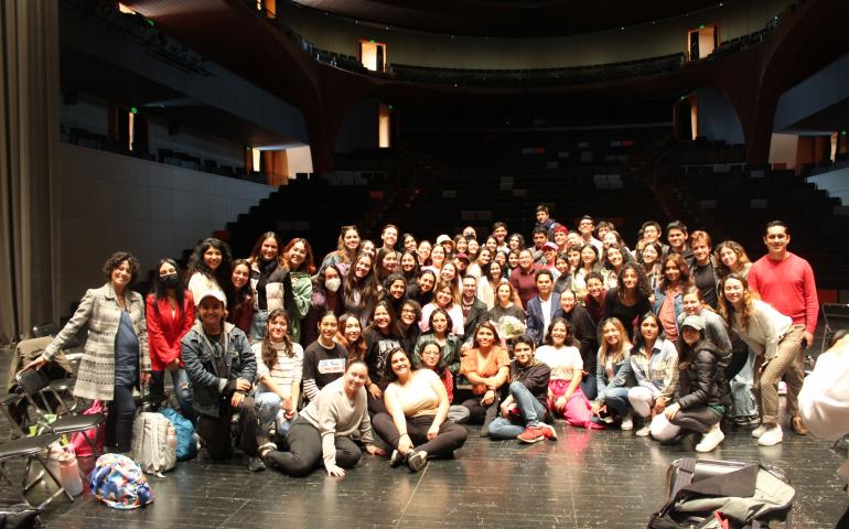 Marina de Tavira con los alumnos y profesores de la Licenciatura en Teatro y Actuación de la Escuela de Artes.  