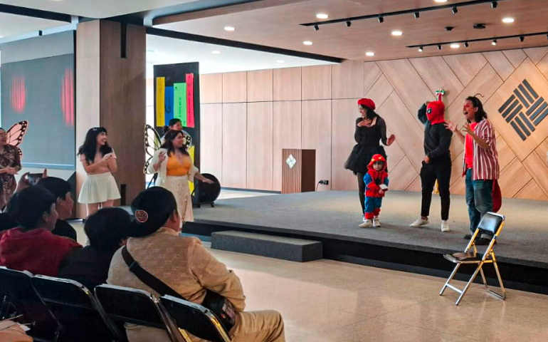 Alumnos de la Licenciatura en Teatro y Actuación presentan “Polilla soñadora” en ASUA x los niños con un público extenso. 