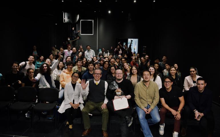 Leonel García con los alumnos de la Licenciatura en Música Contemporánea en el salón de usos múltiples de la Escuela de Artes. 